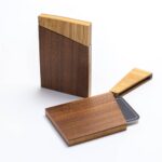 Visitkortshållare i ek/valnöt