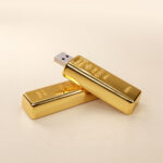 usb-minne i form av guldtacka