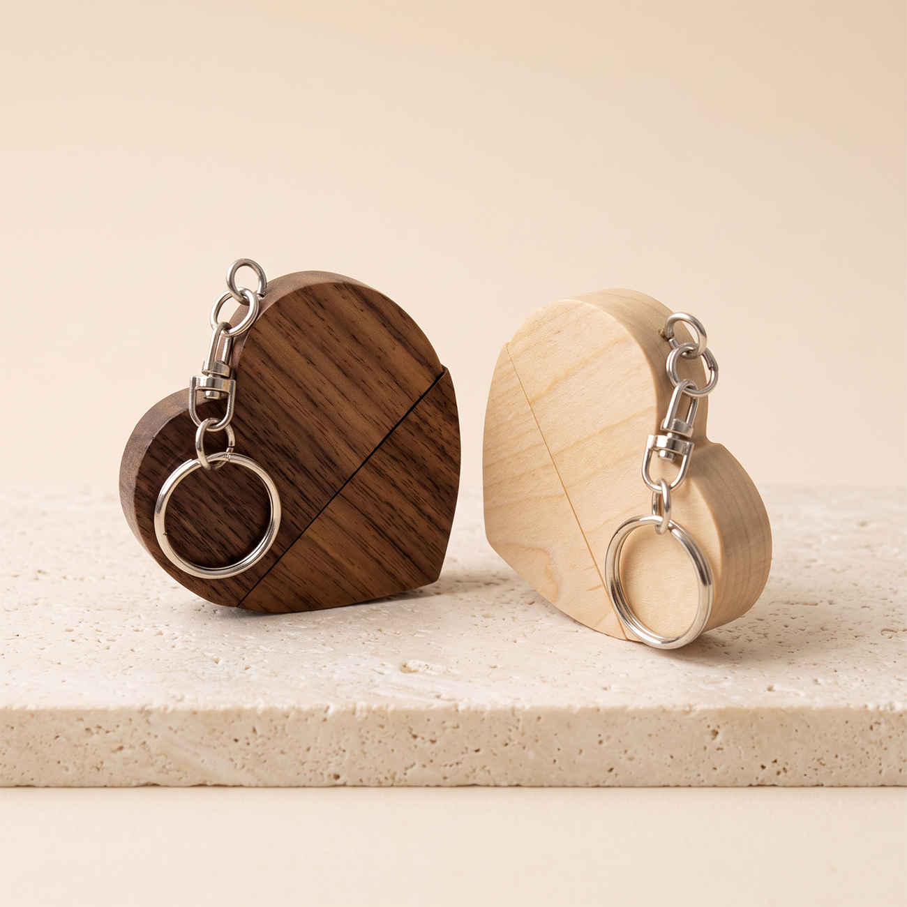usb-minne i form av hjärta i trä